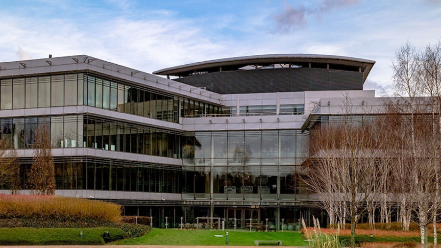 Компания Oxford Nanopore Technologies Компания Oxford Nanopore Technologies была основана с целью разработки и внедрения технологий секвенирования ДНК и РНК в практику. В её коллектив вошли сотни ученых со всего мира, которые объединились в команды разработчиков и консультантов для создания оборудования, необходимого для подготовки библиотек, секвенирования и анализа данных исследований.